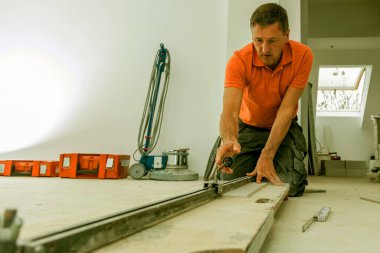 Profesyonel tiler fayanslar kuruyor. ev dekorasyonu.