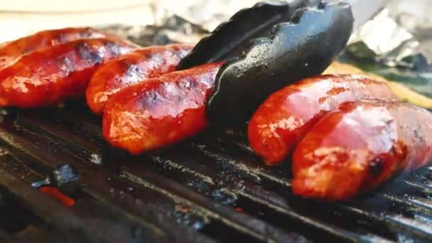 在木炭烤架上烤的美味香肠近景 — 图库视频影像