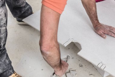 Fayans döşeyen adamın kırpılmış görüntüsü. ev dekorasyonu.