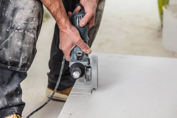 Tiro Cortado Homem Instalando Telhas Casa Casa Renovação Interior — Fotografia de Stock