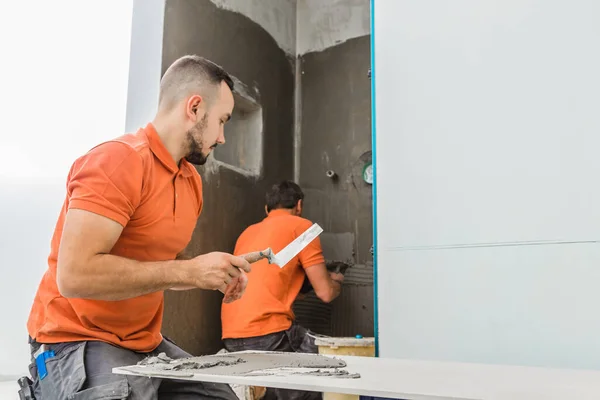 Tilers Profissionais Que Instalam Telhas Grande Formato Casa Casa Renovação — Fotografia de Stock