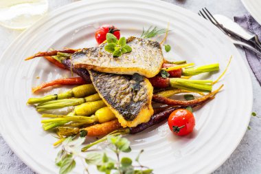 Beyaz tabakta sebzeli lezzetli balık manzarası  