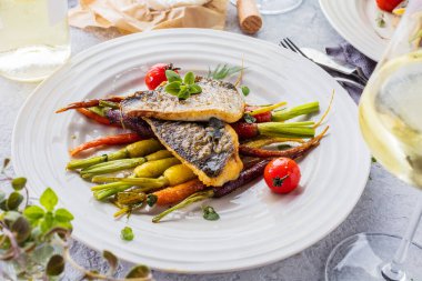 Beyaz tabakta sebzeli lezzetli balık manzarası 