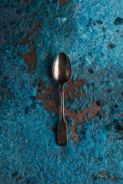 mavi arka planda eski metal kaşık