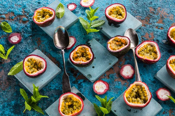 Deliciosas Frutas Pasión Frescas Hojas Menta Cucharas Superficie Azul —  Fotos de Stock
