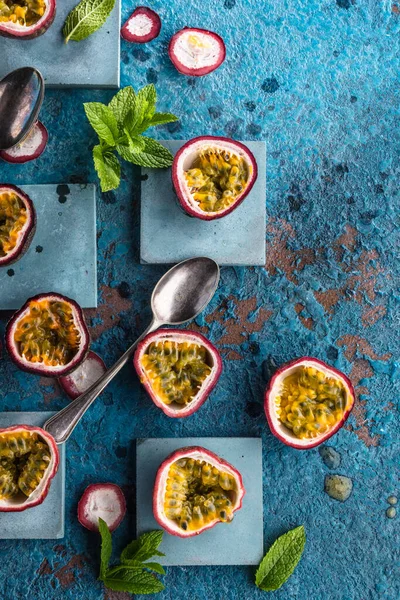 Fruta Fresca Madura Deliciosa Pasión Hojas Menta Cucharas Superficie Azul —  Fotos de Stock