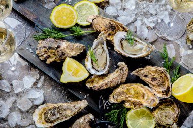 Buzlu lezzetli istiridyelerin yakın plan görüntüsü.