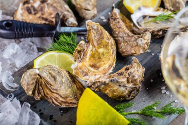 Lezzetli istiridye, şifalı ot ve limonların buzlu görüntüsü.