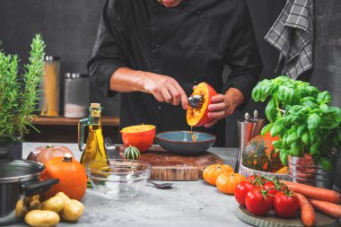 Şefin balkabağı çorbası için taze organik malzemeler hazırlarken çekilmiş bir fotoğrafı.