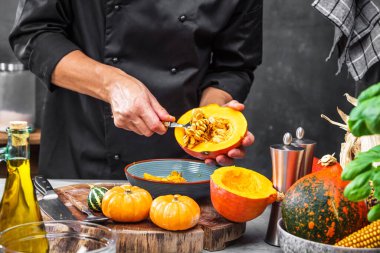 Şefin balkabağı çorbası için taze organik malzemeler hazırlarken çekilmiş bir fotoğrafı.