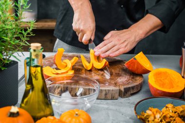 Şefin balkabağı çorbası için taze organik malzemeler hazırlarken kısmi görüntüsü