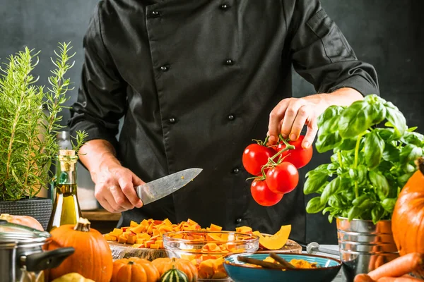 Vista Parcial Del Chef Preparando Ingredientes Orgánicos Para Una Sopa — Foto de Stock