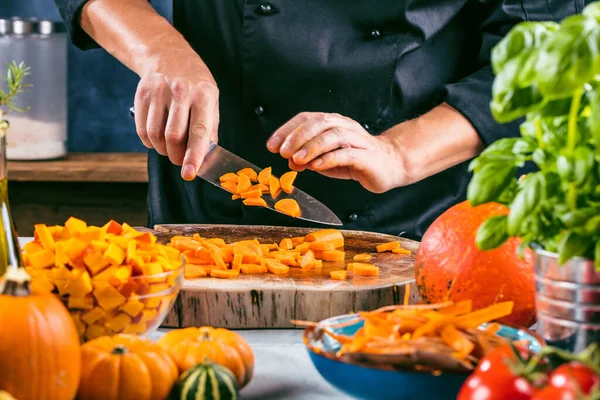 Visão Parcial Chef Preparando Ingredientes Orgânicos Para Sopa Abóbora Saudável — Fotografia de Stock