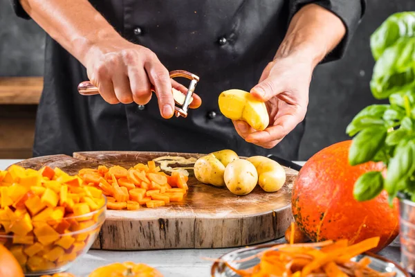 Visão Parcial Chef Preparando Ingredientes Orgânicos Para Sopa Abóbora Saudável — Fotografia de Stock