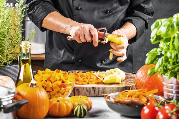 Plan Recadré Chef Préparant Des Ingrédients Pour Soupe Citrouille — Photo