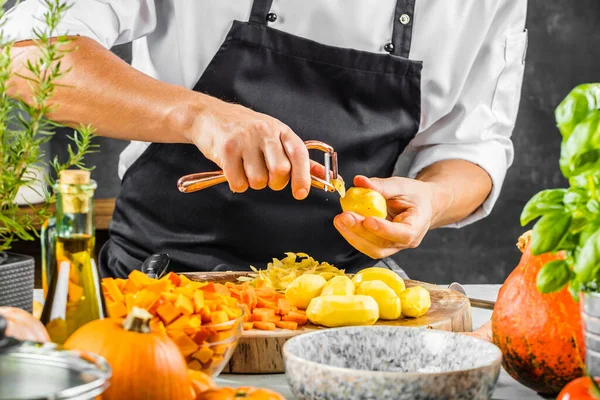 Cropped Shot Chef Peeling Potatoes Pumpkin Soup — Stock Photo, Image