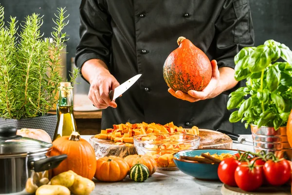 Visão Parcial Chef Preparando Ingredientes Para Sopa Abóbora — Fotografia de Stock