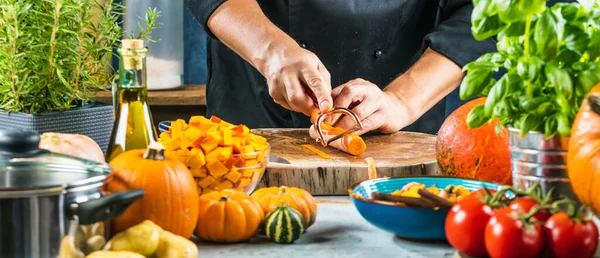 Visão Parcial Chef Descascando Cenouras Para Sopa Abóbora — Fotografia de Stock