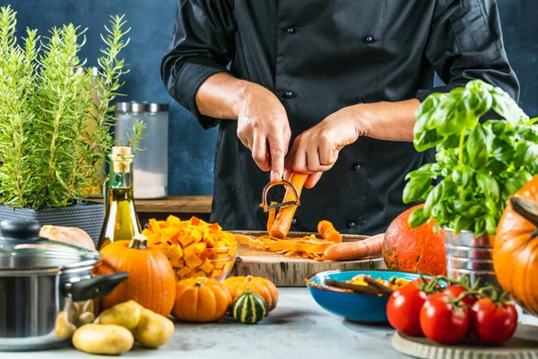 Vista Parcial Cerca Del Chef Pelando Zanahorias Para Sopa Calabaza —  Fotos de Stock