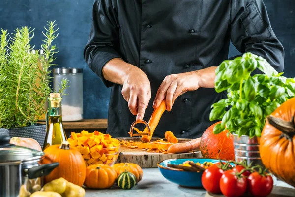 Nahaufnahme Koch Schält Karotten Für Kürbissuppe — Stockfoto