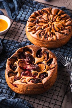 Lezzetli meyveli kekler ve masada organik erikler.