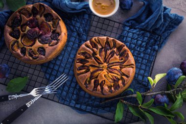 Masada organik erikli lezzetli meyveli keklerin yakın plan görüntüsü