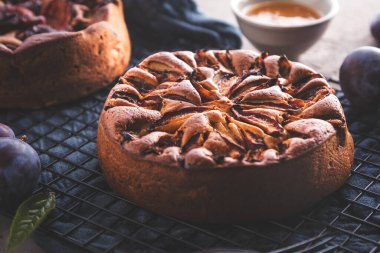 Masada organik erikli lezzetli meyveli turtalar.