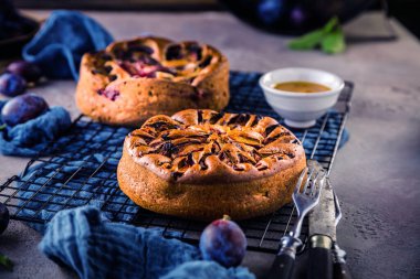 Organik erikli lezzetli meyveli turtaların yakın plan görüntüsü.