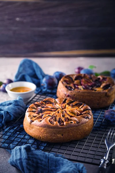 Vista Close Deliciosas Tortas Frutas Doces Com Ameixas Orgânicas Mesa — Fotografia de Stock