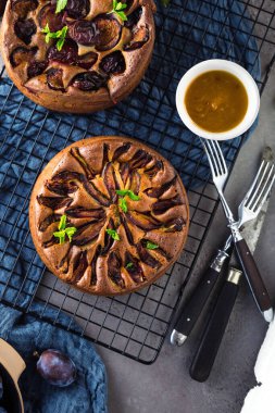 Masada erikli lezzetli meyveli turtalar.