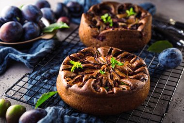 Sofrada erikli meyveli börek.