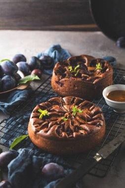 Sofrada erikli meyveli börek.