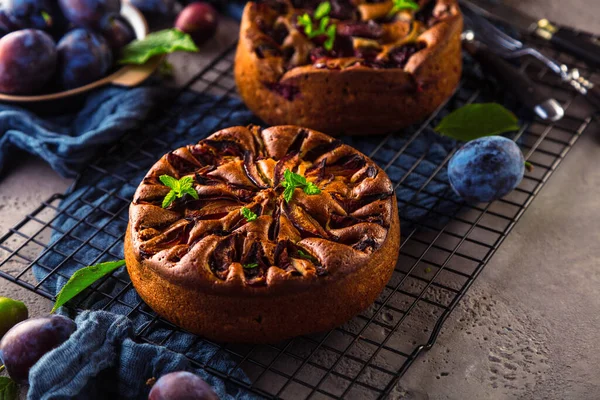 Bolos Frutas Doces Gourmet Com Ameixas Mesa — Fotografia de Stock