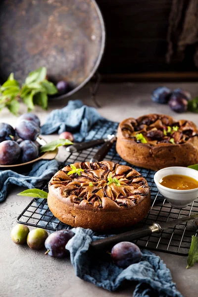 Nahaufnahme Von Süßen Gourmet Obstkuchen Mit Pflaumen — Stockfoto