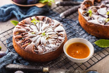 Organik erikli lezzetli meyveli turtaların yakın plan görüntüsü.