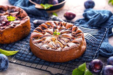 Erikli lezzetli meyveli turtaların yakın plan görüntüsü.