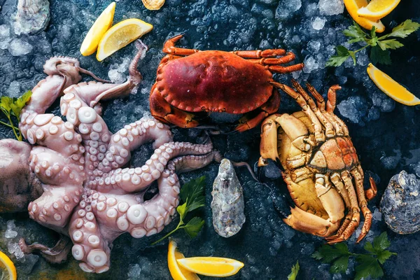 Vista Cerca Deliciosos Mariscos Con Cangrejos Ostras Pulpo Rodajas Limón —  Fotos de Stock