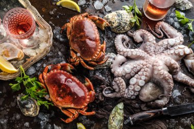 Yengeçli, istiridyeli, ahtapotlu, limon dilimli, otlu ve buzlu gurme deniz ürünleri.