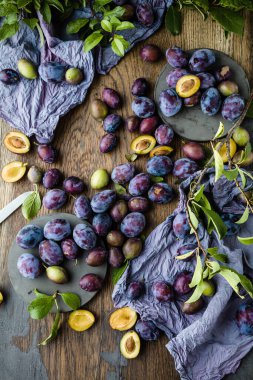 Tahta masada taze olgun organik eriklerin üst görüntüsü.