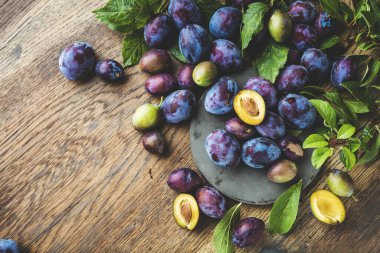 Ahşap masa üzerinde yeşil yapraklı organik eriklerin üst görüntüsü
