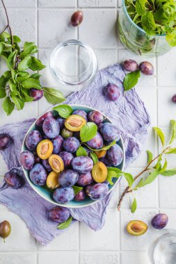 Taze olgun organik eriklerin masa yapraklarıyla yakın plan görüntüsü.