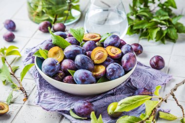 Taze olgun eriklerle dolu bir kase.