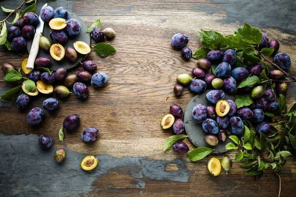 Top View Organic Plums Green Leaves Wooden Table — Stock Photo, Image