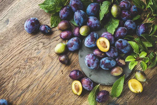 Top View Organic Plums Green Leaves Wooden Table — Stock Photo, Image