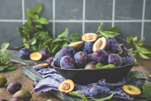 Organic Purple Plums Green Leaves Wooden Table — Stock Photo, Image