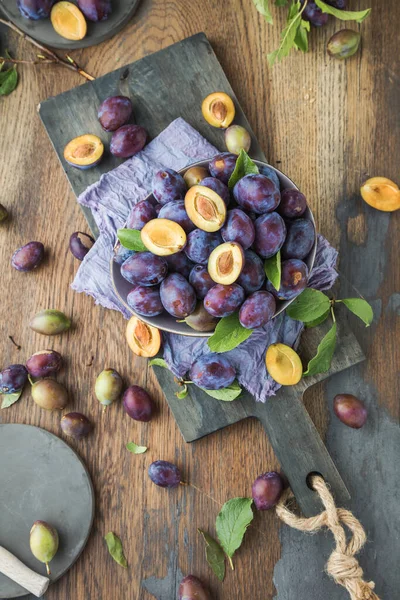 Top View Organic Purple Plums Green Leaves Wooden Table — Stock Photo, Image