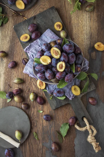 Organic Purple Plums Green Leaves Wooden Table — Stock Photo, Image