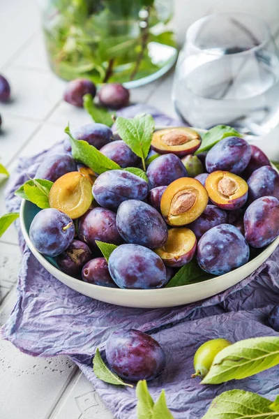 Tazón Con Ciruelas Sanas Maduras Frescas Mesa — Foto de Stock