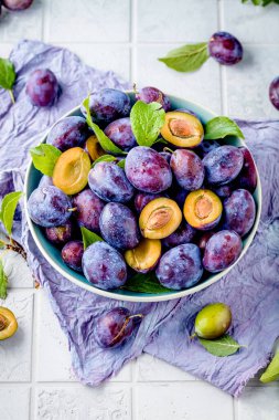 Masadaki sağlıklı taze organik eriklerin yakın plan görüntüsü.