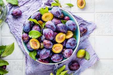 Masada taze olgun organik eriklerle dolu kasenin en üst görüntüsü.